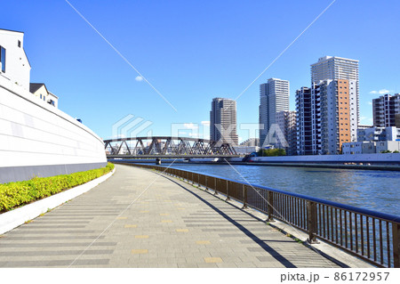 東京都隅田川の千住大橋と隅田川橋梁間の風景(2021年) 86172957