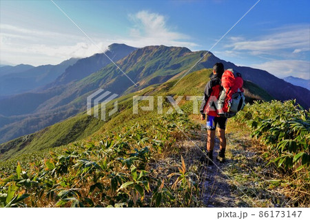 七ツ小屋山から谷川岳を眺める登山者 七ツ小屋山から谷川岳を眺める登山者 86173147