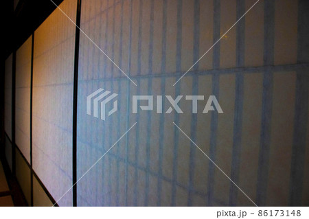 日本の風景　障子に映る室内の灯と障子の柵の影 86173148