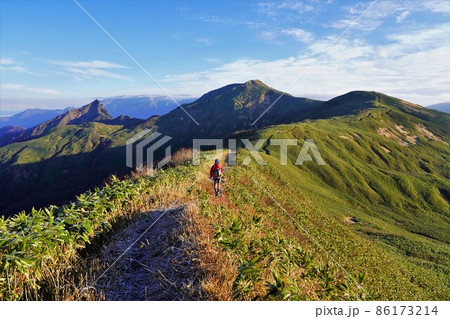 七ツ小屋山への稜線を歩く登山者 七ツ小屋山への稜線を歩く登山者 86173214