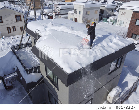 屋根の雪下ろし 屋根の雪下ろし 86173227