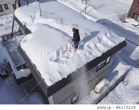 屋根の雪下ろし 86173229