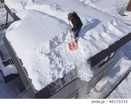 屋根の雪下ろし 86173233
