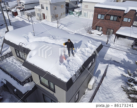 屋根の雪下ろし 86173241