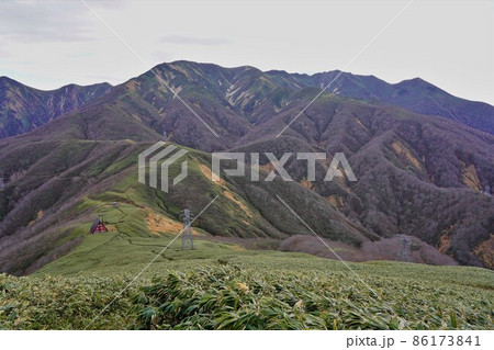 谷川岳白崩避難小屋と朝日岳 86173841