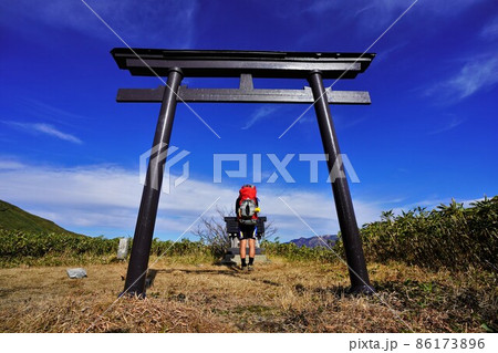 谷川岳白崩避難小屋の神社で祈る登山者 86173896