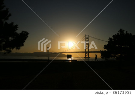 明石海峡大橋の夕焼け 86173955