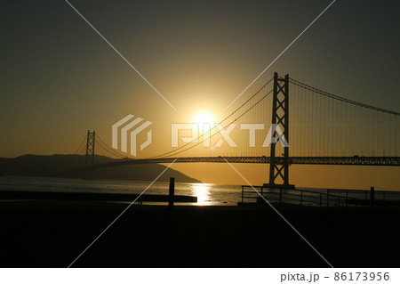 明石海峡大橋の夕焼け 86173956