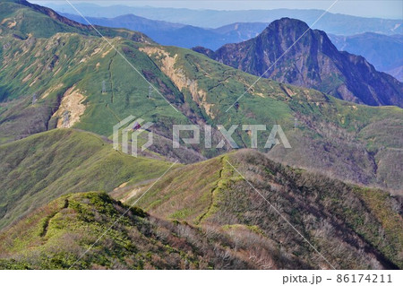 朝日岳から七ツ小屋山への稜線と大源太山 朝日岳から七ツ小屋山への稜線と大源太山 86174211