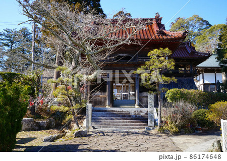 円城寺の参道と山門　岡山県加賀郡吉備中央町 86174648