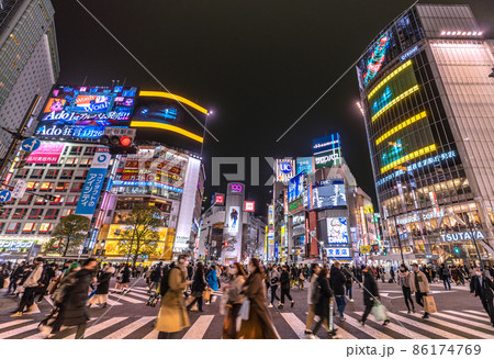 日本の東京都市景観 初6万人超全国・東京1万2813人過去最多…ステルス感染爆発…＝25日、渋谷 86174769