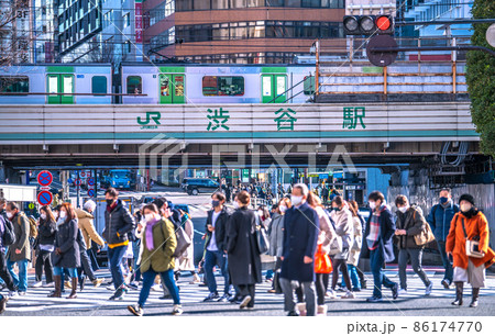 日本の東京都市景観 初6万人超全国・東京1万2813人過去最多…ステルス感染爆発…＝25日、渋谷 86174770