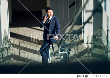 通話中のビジネスマン　撮影協力「LINK FOREST」 86174775