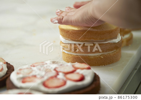 ショートケーキを作るパティシエの手　製菓イメージ 86175300