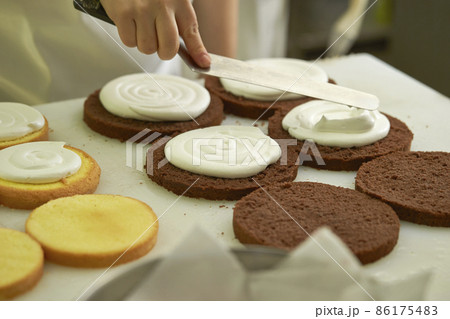 製菓イメージ スポンジケーキにクリームを塗る男性パティシエの手 製菓イメージ スポンジケーキにクリームを塗る男性パティシエの手 86175483