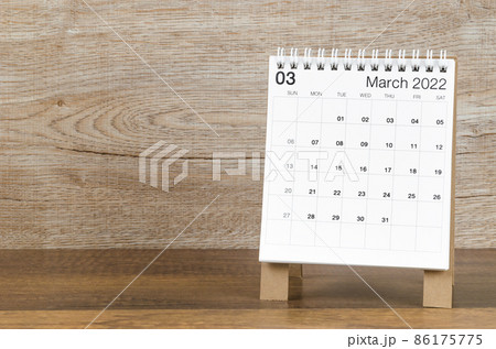 March 2022 desk calendar on wooden background. 86175775