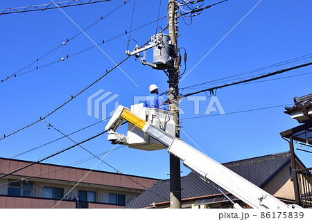 電柱の通信線工事 電柱の通信線工事 86175839