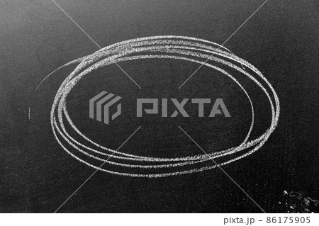 White chalk hand drawing as circle shape on black board background 86175905
