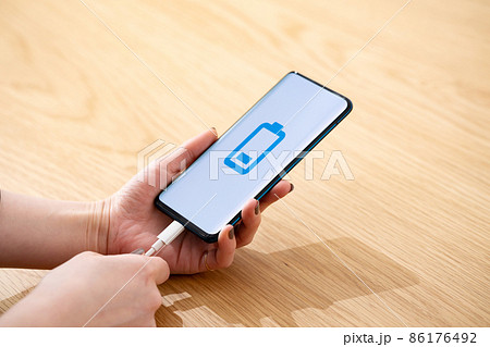 スマートフォン　バッテリー　充電 86176492