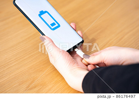 スマートフォン　バッテリー　充電 86176497