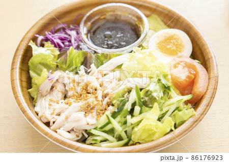 美味しい蒸し鶏野菜サラダ 美味しい蒸し鶏野菜サラダ 86176923