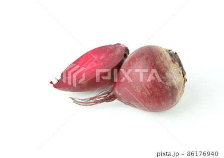 Ripe red beet isolated on white background Ripe red beet isolated on white background 86176940