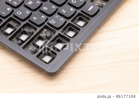 ほこりが積もったキーボードの清掃 ほこりが積もったキーボードの清掃 86177108