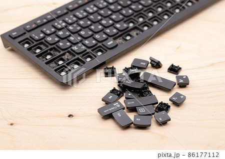 ほこりが積もったキーボードの清掃 86177112