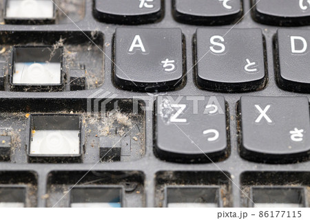 ほこりが積もったキーボードの清掃 86177115