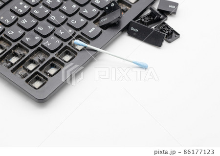ほこりが積もったキーボードの清掃 ほこりが積もったキーボードの清掃 86177123
