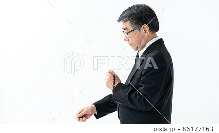 シニア男性 葬儀 喪服 合掌 シニア男性 葬儀 喪服 合掌 86177163