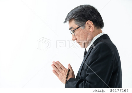 シニア男性　葬儀　喪服　合掌 86177165