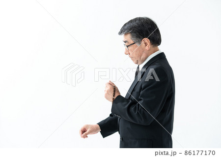 シニア男性 葬儀 喪服 合掌 シニア男性 葬儀 喪服 合掌 86177170