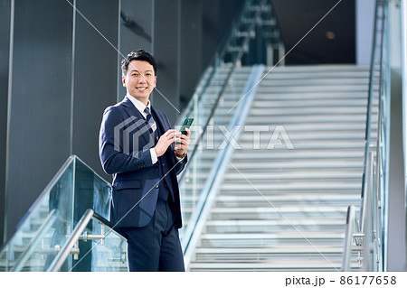 通話中のビジネスマン　撮影協力「LINK FOREST」 86177658