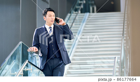 通話中のビジネスマン　撮影協力「LINK FOREST」 86177664