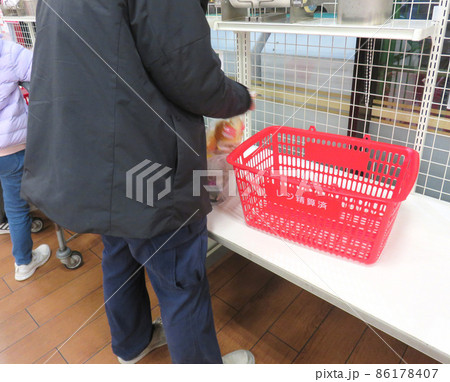 スーパーで袋詰めする人 86178407