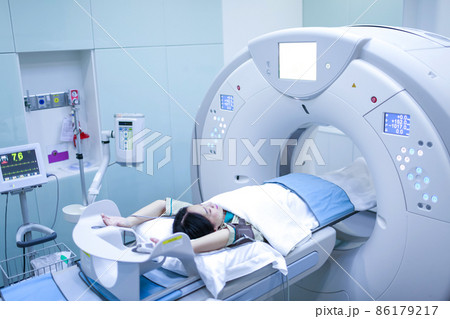 Patients screening on CT scanner. 86179217