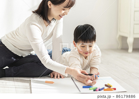 絵を描く4歳の男の子 絵を描く4歳の男の子 86179886