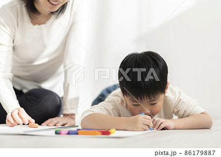 絵を描く4歳の男の子 86179887