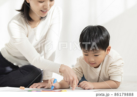 絵を描く4歳の男の子 絵を描く4歳の男の子 86179888