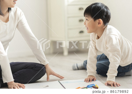 絵を描く4歳の男の子 絵を描く4歳の男の子 86179892