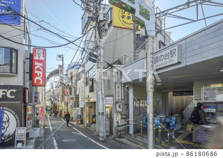 旗の台駅東口前　旗の台三丁目商店街と人通り　東京都品川区 86180686