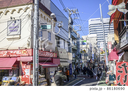 旗の台駅東口前 旗の台東口商店街と人通り 東京都品川区 旗の台駅東口前 旗の台東口商店街と人通り 東京都品川区 86180690