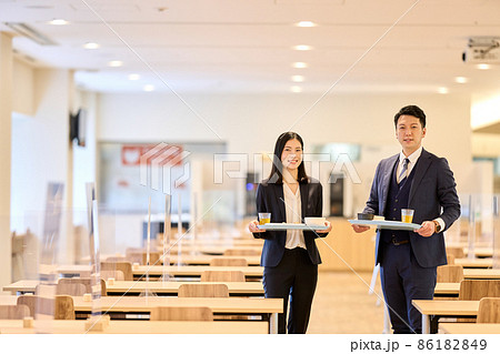 社員食堂で席を探すビジネスマン　撮影協力「LINK FOREST」 86182849