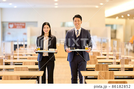 社員食堂で席を探すビジネスマン　撮影協力「LINK FOREST」 86182852