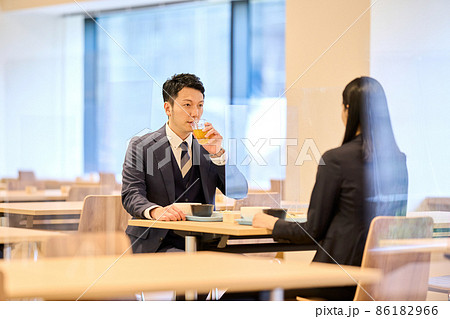 社員食堂で席を探すビジネスマン 撮影協力「LINK FOREST」 社員食堂で席を探すビジネスマン 撮影協力「LINK FOREST」 86182966