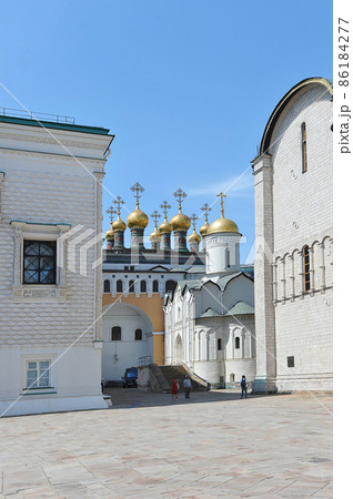 view of the golden domes on the cathedral square of the Kremlin in Moscow 86184277