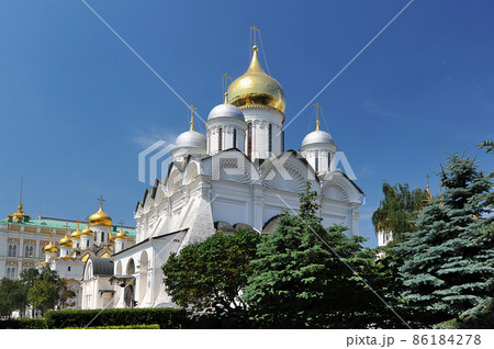 view of the golden domes on the cathedral square of the Kremlin in Moscow 86184278