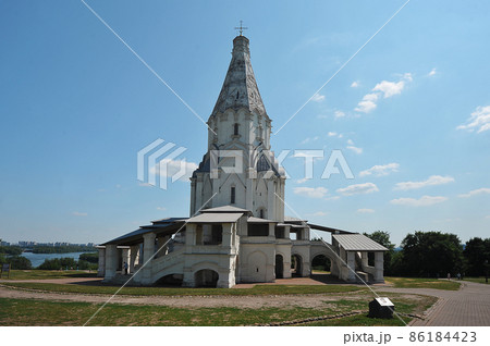 view of the Church of the Ascension in Kolomenskoye Park in Moscow 86184423