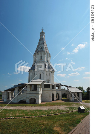 view of the Church of the Ascension in Kolomenskoye Park in Moscow 86184425